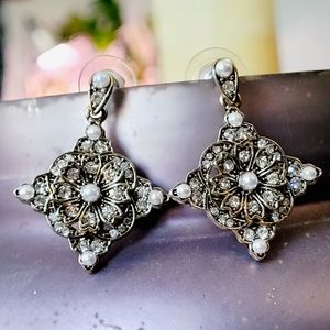 "🎉Host Pick Item🎉"NWOT-💎Anthropologie Tiny pearl & Crystal Earrings